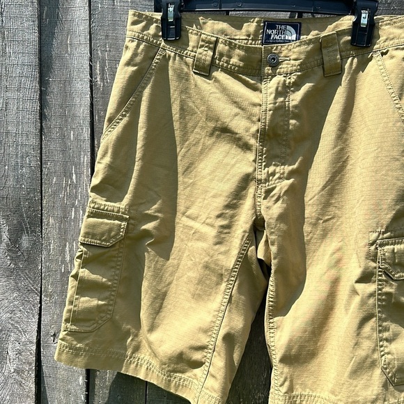 The North Face Shorts size 32 - Picture 4 of 8